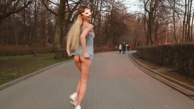 Maniac_Alisa развлекается с своим парнем на колесе обозрения))) 