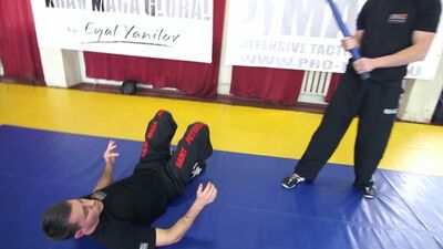 Защита лежа от ударов палкой. Крав-мага. Бой на земле против вооруженного противника