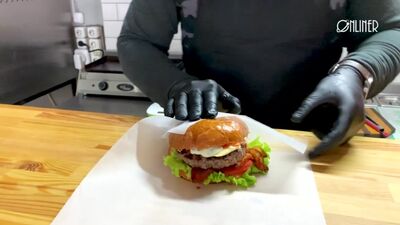 Открыл бургерную в Вилейке