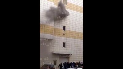 Люди выпрыгивают из окон. Пожар в ТЦ Зимняя вишня. Кемерово. Жив