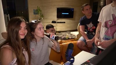 Аринян спалила сосок [StRoGo]