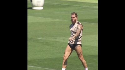 Серхио Рамос спародировал походку Макгрегора после гола на тренировке. Конор ответил: «Hala Madrid❤️»