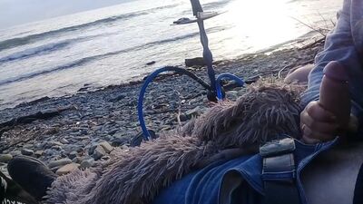 Девушка отсосала прямо на пляже около моря