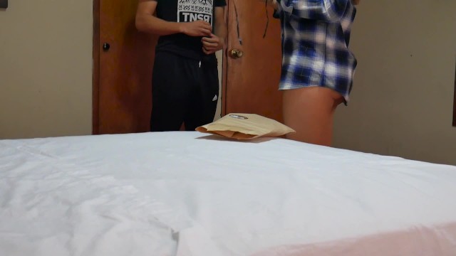 Разносчик вручает маску горячей жене и трахает ее на глазах у мужа куколда