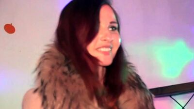 Джени Смит дразнит незнакомку. Когда он снимает её в клубе