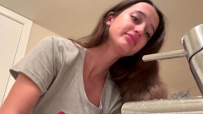 Кончи мне на лицо. Молоко и пончики!