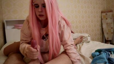 Увидел, что она отдаляется и засадил член ей в рот