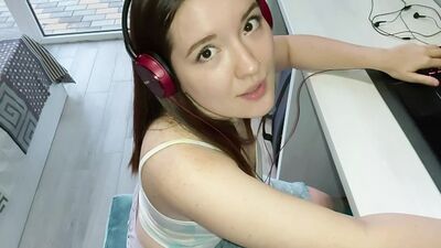 СЕКСУАЛЬНАЯ ДЕВУШКА-ГЕЙМЕР ОЧЕНЬ СИЛЬНО ЛЮБИТ МОЙ ЧЛЕН