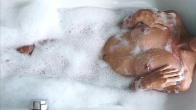 Sugar daddy took his young hot girlfriend on exotic vacation and pleased her pussy