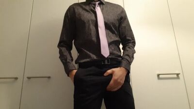 Бизнесмен с неизменным стояком