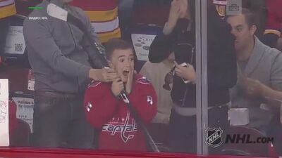 Клюшка Овечкина привела в восторг юного фаната «Вашингтона»