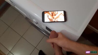 Застукала своего брата дрочащим в ванной и сделала ему минет(Домашнее порно,cumshot,частное,porno,sex,xxx,milf,mature,pov,секс