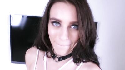 ДЕЛАЕТ НЕБРЕЖНЫЙ МИНЕТ И ПОЛУЧАЕТ УДАРЫ В КИСКУ