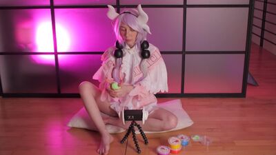 Хентай играет с..