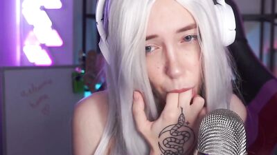 ДЕВУШКА ПРИВЕТСТВУЕТ ТЕБЯ ДОМА ПОСЛЕ ДОЛГОГО ДНЯ