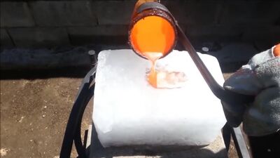 Экспериментатор. Что будет, если на лед вылить расплавленный металл