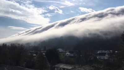 Туманопад (катабатический ветер) над горами Аппалачи рядом с городом Блуфилд (США, штат Вирджиния, 03.04.2018).