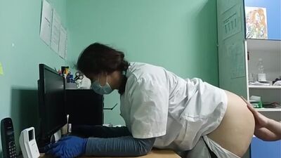 Горячая медсестра решила соблазнить паренька, чтобы потрахаться с ним(порно домашнее секс измена минет отсос ебля в больнице ) -