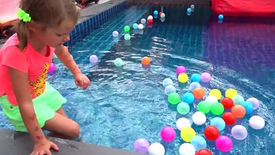 Мистер Макс и Мисс Кейти не поделили дорогой детский домик и свои игрушки или kids build toy playhouse Mister Max & Miss Katy