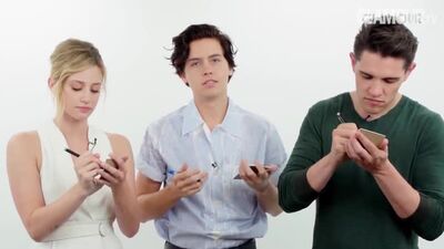 Актёры "Ривердейл" проходят тест на дружбу.