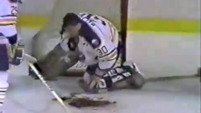 Вратарь Клинт Маларчук. Ему перерезали яремную вену, и черная венозная кровь толчками брызгала на лед, пока Клинт сбрасывал перч