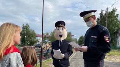 В Сургутском районе акцию «Безопасный двор – безопасная улица» провел для юных жителей полицейский Дядя Степа