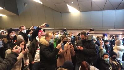 Во Внуково сторонники Навального поссорились с поклонниками Бузовой