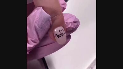 Маникюр с надписью