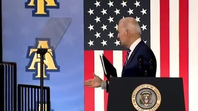 Байден пожал руку пустоте