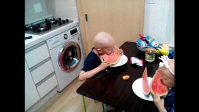 Илюша с Райаночкой едят арбуз