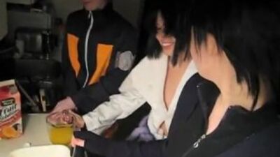 Сай, Наруто и Саске делают жиле (косплей)