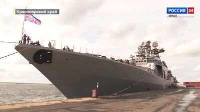 В порту Дудинки выстроилась очередь из желающих попасть на экскурсию по судам Северного флота