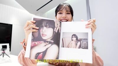 Лиса из Блэкпинк делает распаковку 2 фотокниги Lisa Blackpink русская озвучка