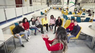 Студентка из Боливии играет в "Крокодила"