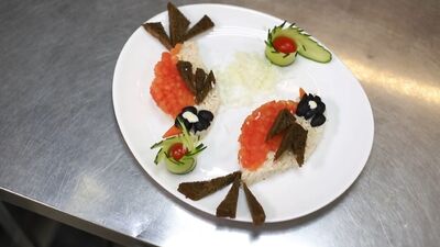 Папин завтрак: салат в виде снегирей