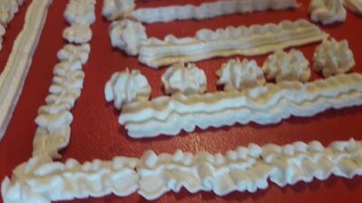 Как делать узоры из крема.Украшение торта белково заварным кремом видеоуро