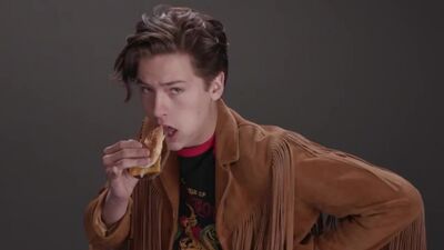 Джагхед Джонс Коул Спроус есть бургер