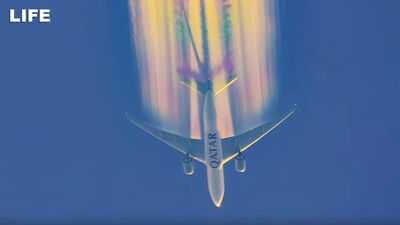 Самолёт пролетел сквозь радугу