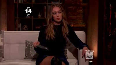 Алисия Дебнем Кери играет ножом-бабочкой на шоу «Talking Dead».