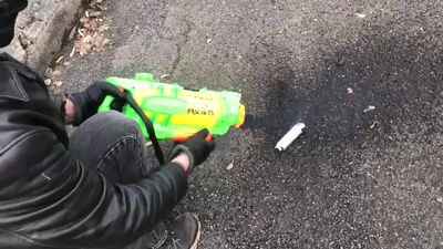 Сойбой притащил на митинг водяной пистолетик с надписью "эта пушка убивает ФАШИСТОВ"