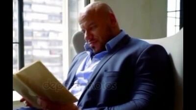 Лысый мужик сидит и читает книгу (МЕМ)