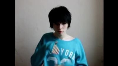 Парень читает стих на языке глухонемых