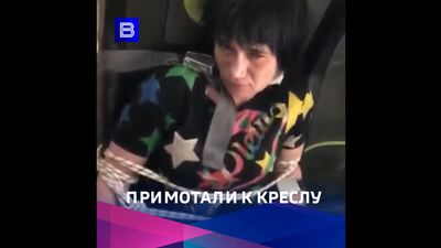 Пассажиры самолета примотали к креслу неадекватную попутчицу