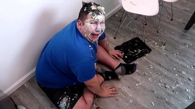 Redditsave.com_nikocado_avocado_sitting_on_the_ground_crying-hfmw10hrnor71.mp4