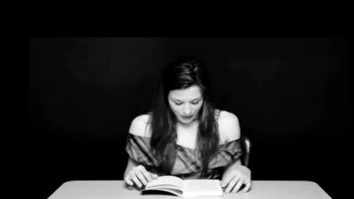 Сидит на вибраторе и кончает