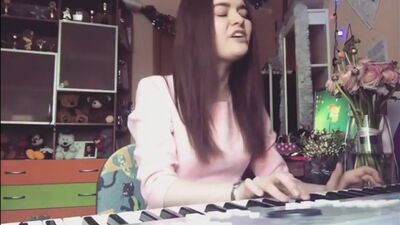 Монатик - Кружит голову (Милая девушка классно поет и играет на синтезаторе)