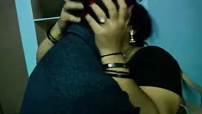 Телугу Толстушка тетушка соблазняет молодого паренька