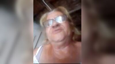 Maria Silva coroa mostrando a buceta meladinha