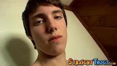 Застенчивый татуированный мужик обработал его твердый хуй