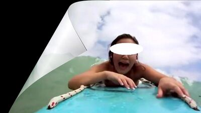 Бикини моей жены отвалилось, пока она плавала.